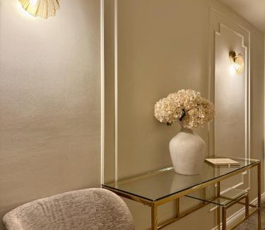 Whitby Hotel | Number 3 Pier Road Suites