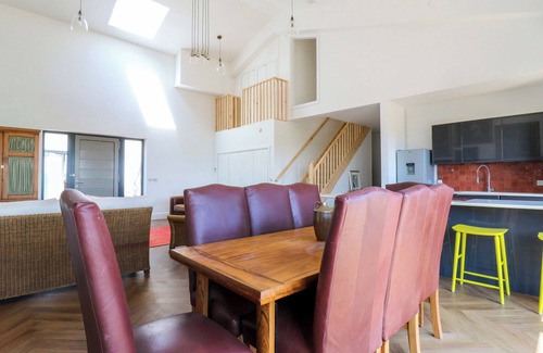 Waddesdon House | NUMBER 3 THE BARN HOUSE, pet friendly, with a garden in Woodham