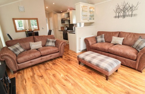 Morpeth Cottage | NUMBER 43 BURNSIDE LODGE, pet friendly, with hot tub in Felton
