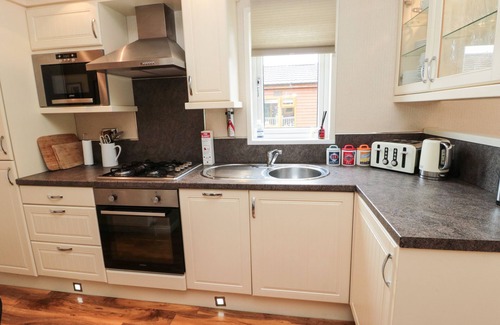 Morpeth Cottage | NUMBER 43 BURNSIDE LODGE, pet friendly, with hot tub in Felton