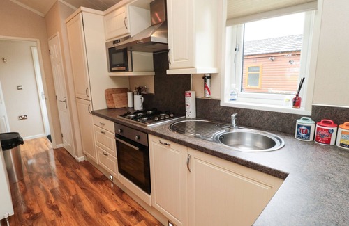 Morpeth Cottage | NUMBER 43 BURNSIDE LODGE, pet friendly, with hot tub in Felton
