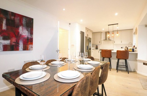 Boxgrove Cottage | NUMBER 5, pet friendly, country holiday cottage in Tangmere