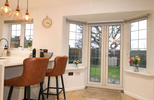 Boxgrove Cottage | NUMBER 5, pet friendly, country holiday cottage in Tangmere