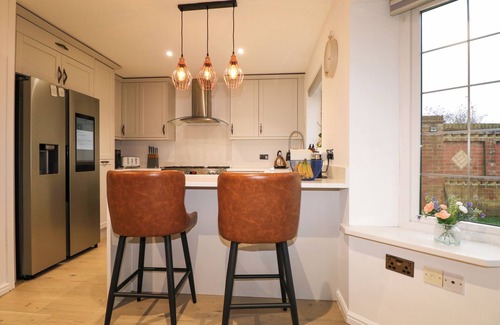 Boxgrove Cottage | NUMBER 5, pet friendly, country holiday cottage in Tangmere