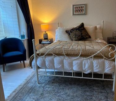 Sutton Weaver House | Number 78 Guest house M56 junction 12 located 5 minutes drive from Frodsham Continental breakfast Included