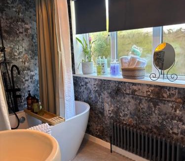 Sutton Weaver House | Number 78 Guest house M56 junction 12 located 5 minutes drive from Frodsham Continental breakfast Included