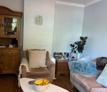 Sutton Weaver House | Number 78 Guest house M56 junction 12 located 5 minutes drive from Frodsham Continental breakfast Included