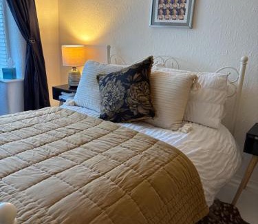 Sutton Weaver House | Number 78 Guest house M56 junction 12 located 5 minutes drive from Frodsham Continental breakfast Included