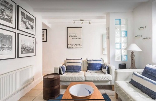 St Ives Cottage | Number Six - in the heart of St Ives - with parking