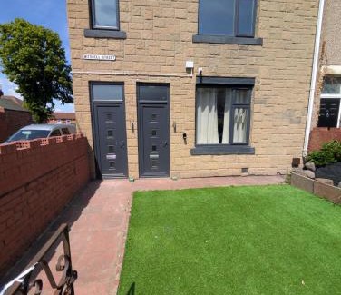 Birtley Apartment | Numero Uno Ensuite 3BR Flat Hot Tub Wifi Parking