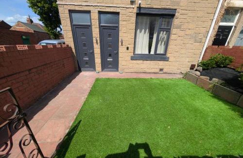 Birtley Apartment | Numero Uno Ensuite 3BR Flat Hot Tub Wifi Parking