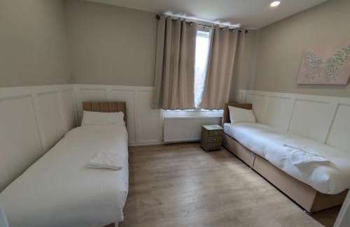 Birtley Apartment | Numero Uno Ensuite 3BR Flat Hot Tub Wifi Parking