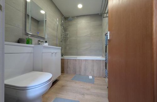 Birtley Apartment | Numero Uno Ensuite 3BR Flat Hot Tub Wifi Parking