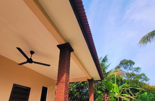 Ayer Molek Ski Chalet | Nusatuah Roomstay - Atmosphere Village of Malacca City -15 min from Banda Hilir!