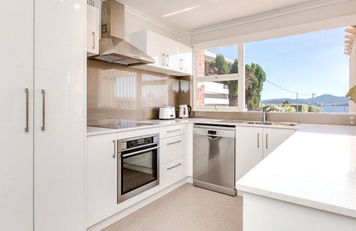 Sandy Bay Villa | Nutgrove Villa - Walk to Beach, cafes and shops