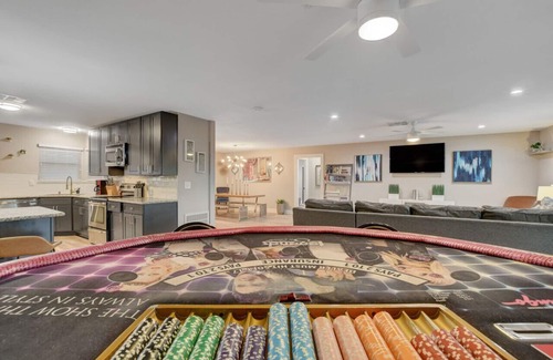 Las Vegas House | NV1509 · Licensed! Close to Strip! Pool,Spa,Roulette Table!