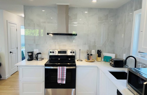 Varsity Apartment | NW, Carriage home Close to U of C & Hospitals