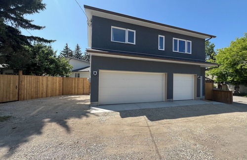 Varsity Apartment | NW, Carriage home Close to U of C & Hospitals