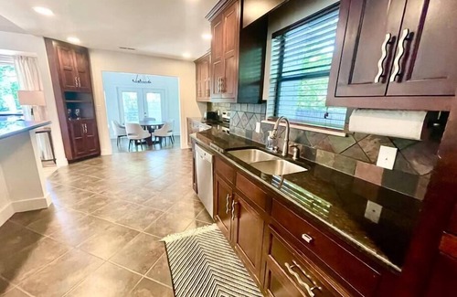 Fayetteville House | NWA Retreat by Scull Creek. Centrally located