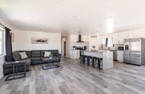 Landers House | nWagon Wheel Retreat on 2.5 acres With hot tub