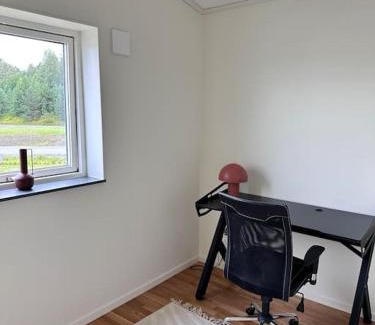 Dvarsatt Villa | Nybyggd villa med sjönära läge