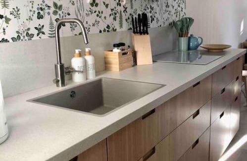Storlinge Apartment | Nybyggt boende nära hav och natur.