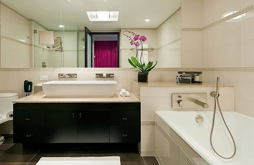 Rose Hill Hotel | NYC Escape! Near to Iconic NYC Attractions! Swimming Pool & Rooftop Bar + Lounge