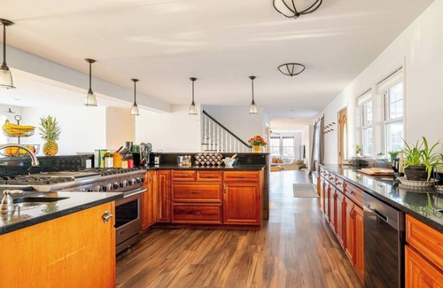 Cornwall House | NYC Getaway - Woodbury Commons, Storm King, Skiing