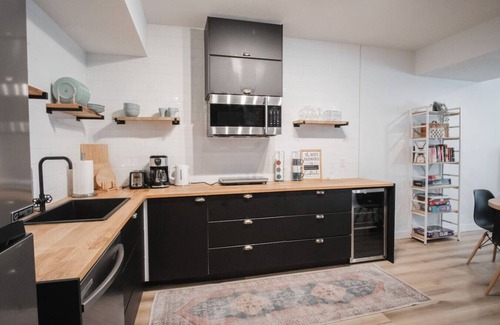 Northwest Edmonton Apartment | NYC Loft Inspired 12 mins to WEM Vintage arcade