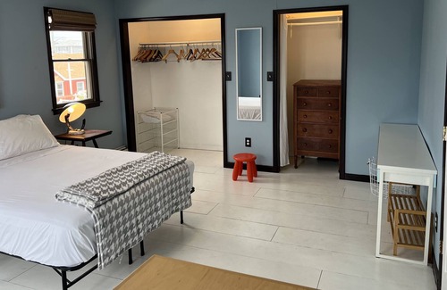 Broad Channel House | NYC, Rockaway Beach; on water! Large deck, kayaks; spacious sunny home.