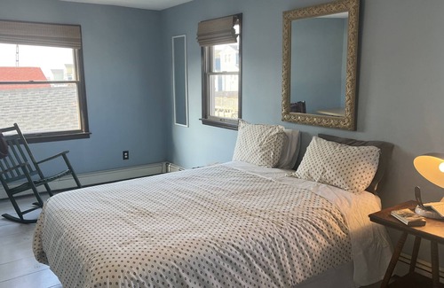 Broad Channel House | NYC, Rockaway Beach; on water! Large deck, kayaks; spacious sunny home.