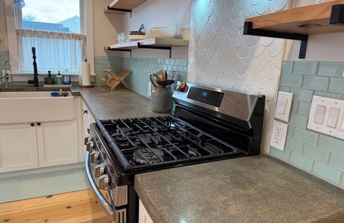 Highlands House | NYC to Zen - Spa Bungalow w/Hot Tub, Gym - Walk to the Beach + Ferry Access