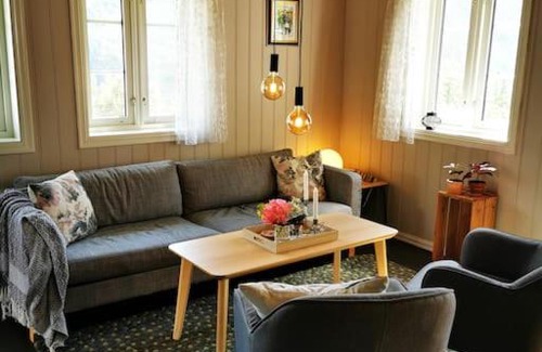 Kaupanger House | Nydelig lite hus med egen vedfyrt baksteovn.