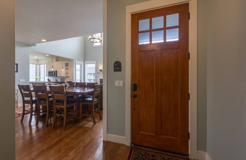 Newport House | Nye Ki-Ki - in the Heart of Nye Beach, Sleeps 8, Heart of Nye Beach, Ocean View, Hot Tub, BBQ