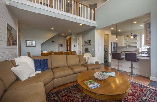Newport House | Nye Ki-Ki - in the Heart of Nye Beach, Sleeps 8, Heart of Nye Beach, Ocean View, Hot Tub, BBQ