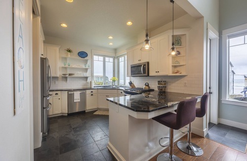 Newport House | Nye Ki-Ki - in the Heart of Nye Beach, Sleeps 8, Heart of Nye Beach, Ocean View, Hot Tub, BBQ