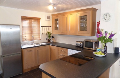 South Cerney House | Nyhavn Lakeside Cottage set on Isis Lake in the Cotswold Lakes - Pet Friendly