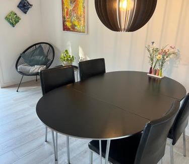 Esbjerg Apartment | Nyrenoveret lejlighed med balkon og parkering