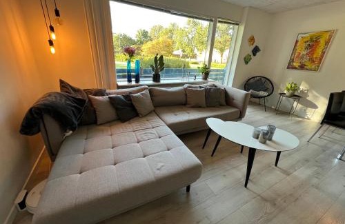 Esbjerg Apartment | Nyrenoveret lejlighed med balkon og parkering