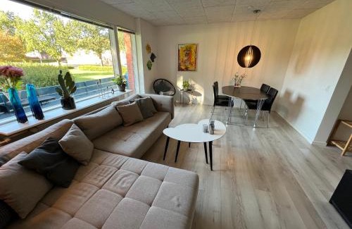 Esbjerg Apartment | Nyrenoveret lejlighed med balkon og parkering
