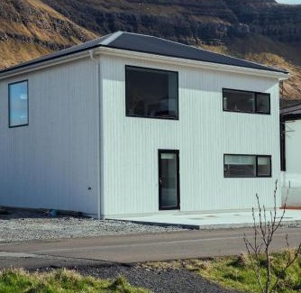 Leirvik House | Nyrenoveret, moderne,hyggeligt hus
