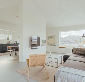 Leirvik House | Nyrenoveret, moderne,hyggeligt hus