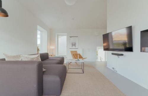 Leirvik House | Nyrenoveret, moderne,hyggeligt hus