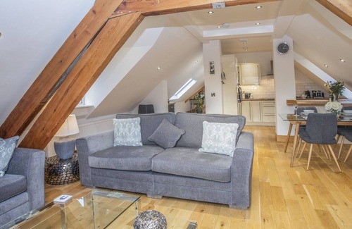 Menai Bridge Cottage | NYTH Y FRAN, pet friendly, with a garden in Menai Bridge