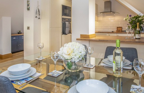 Menai Bridge Cottage | NYTH Y FRAN, pet friendly, with a garden in Menai Bridge
