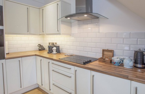 Menai Bridge Cottage | NYTH Y FRAN, pet friendly, with a garden in Menai Bridge