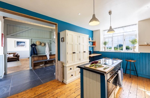 Brynsiencyn Cottage | Nyth Y Wennol - sleeps 8 guests in 4 bedrooms