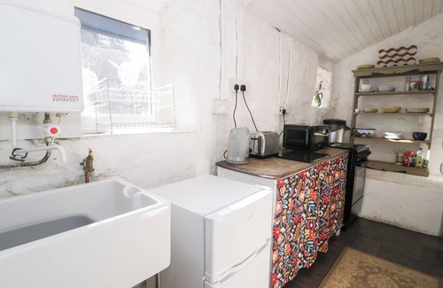 Tanygrisiau Cottage | NYTH YR ERYR, pet friendly, with open fire in Blaenau Ffestiniog