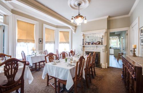 Downtown Vancouver Bed & Breakfast | O Canada House Bed & Breakfast