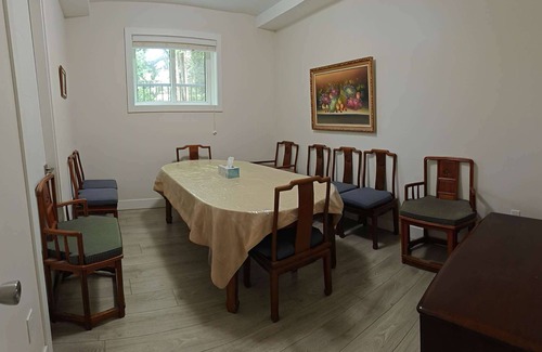 Dundarave Apartment | O Charming Bright Queen Bed Room Ensuite
